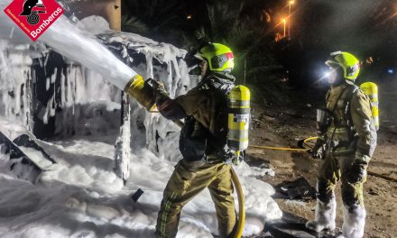 Varias dotaciones de bomberos tratan de sofocar un incendio en el Norba Club de Cáceres