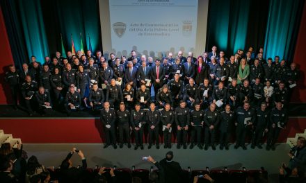 Extremadura rinde homenaje a los agentes de la Policía Local con un acto institucional