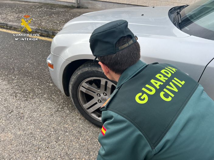 Detenido por rajar de madrugada 17 ruedas de cinco coches aparcados en Tornavacas
