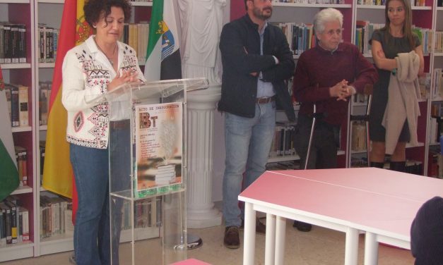 La biblioteca municipal de Torrejoncillo reabre homenajeando a la lectora fallecida Tati Rodríguez