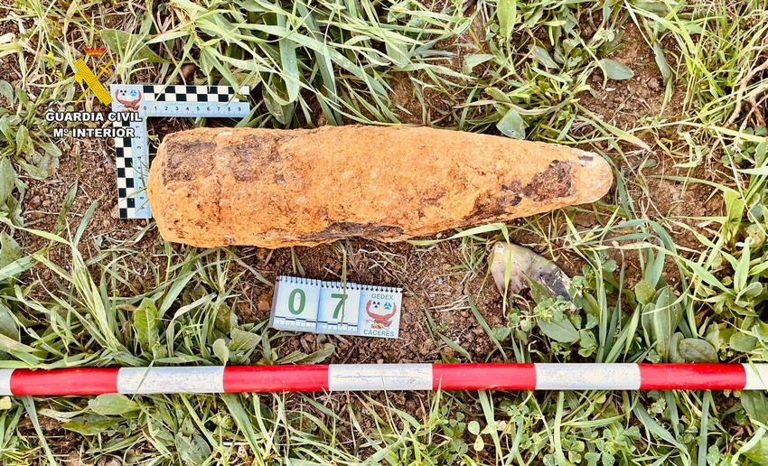 Desactivan un proyectil de artillería de la Guerra Civil de calibre 105 mm, hallado en una finca de Villanueva de la Serena