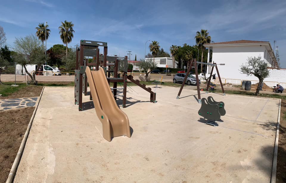 Los niños de Moraleja ya pueden jugar en el primer parque de plástico reciclado de la localidad
