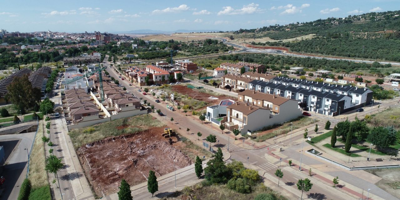 Cáceres aprueba permitir la construcción de viviendas en la urbanización de Vistahermosa