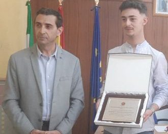 Asecoc premia a Borja López por sus buenas notas en la especialidad de electromecánica en el IES Alagón