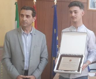 Asecoc premia a Borja López por sus buenas notas en la especialidad de electromecánica en el IES Alagón
