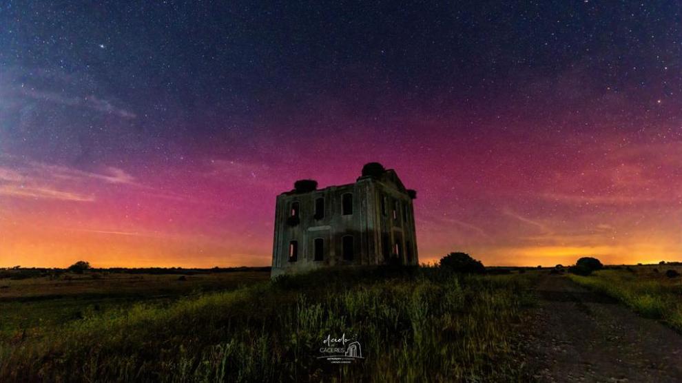 Una imagen de una aurora boreal roja captada en Extremadura revoluciona a los amantes del «starlight»