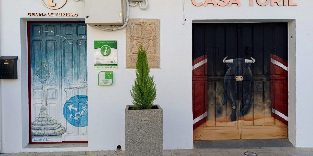 La Casa Toril de Moraleja se llena de arte con llamativos dibujos en sus puertas
