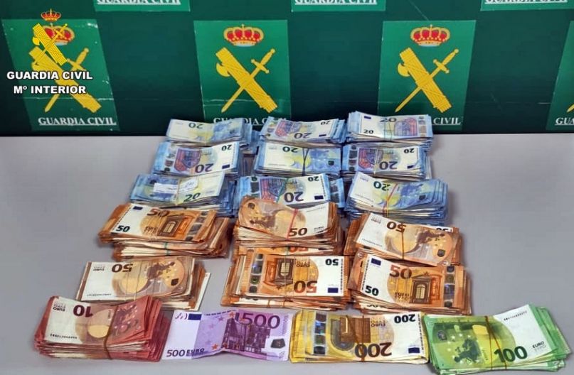 Sorprendido un ciudadano portugués con más de 93.900 euros guardados en dos mochilas