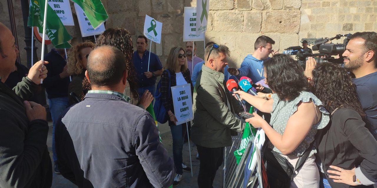 Apag Extremadura Asaja protestará cada día ante la Presidencia de la Junta para pedir ayudas por la sequía