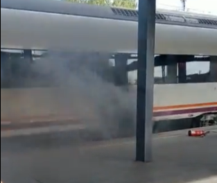 VÍDEO: Sale ardiendo un tren que viajaba con 166 pasajeros desde Madrid con destino Cáceres
