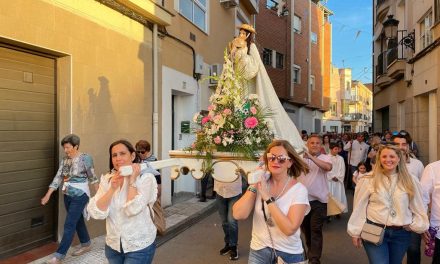 Cientos de personas arropan con fervor a la Virgen de la Vega a su llegada a Moraleja