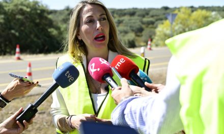 María Guardiola inicia la campaña en el socavón de la carretera N-523