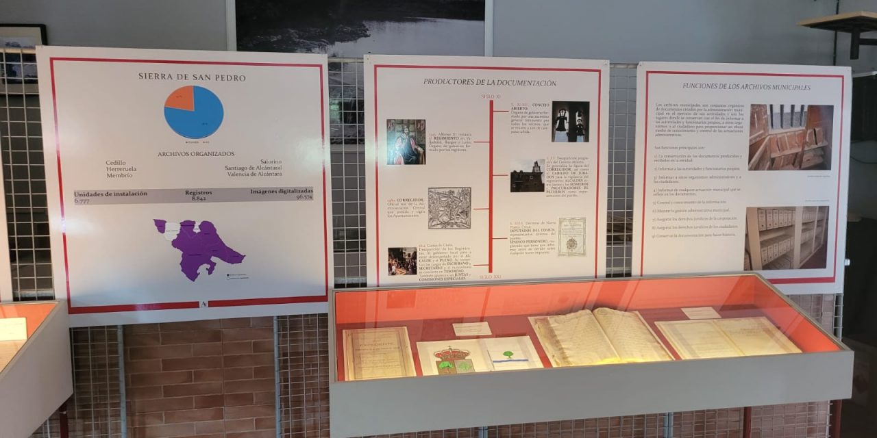 Una exposición muestra en Salorino documentos que reflejan momentos históricos y culturales de la localidad