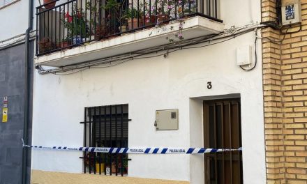 Dos agentes de la Policía Local de Moraleja rescatan a una anciana de una casa en llamas