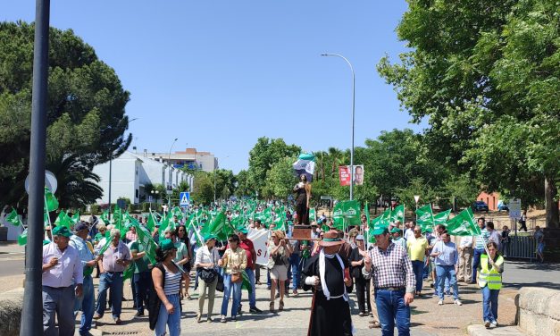 Un millar de personas se manifiestan en Mérida para exigir ayudas directas por la sequía