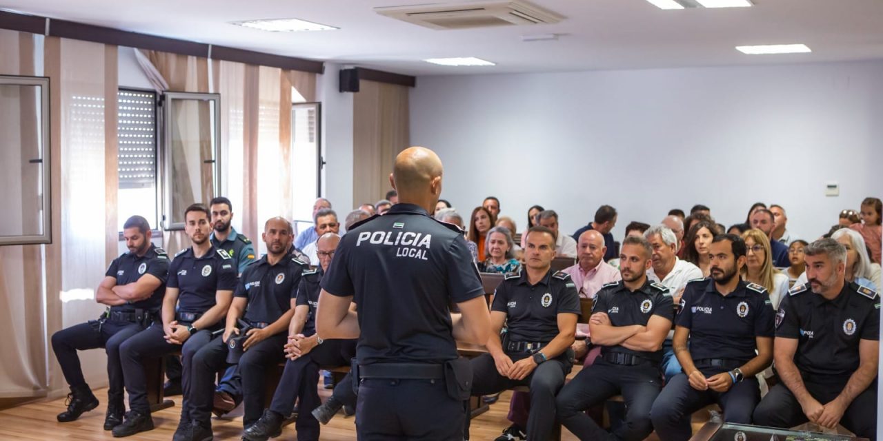 GALERÍA: El Ayuntamiento Moraleja agradece a los policías locales su labor diaria