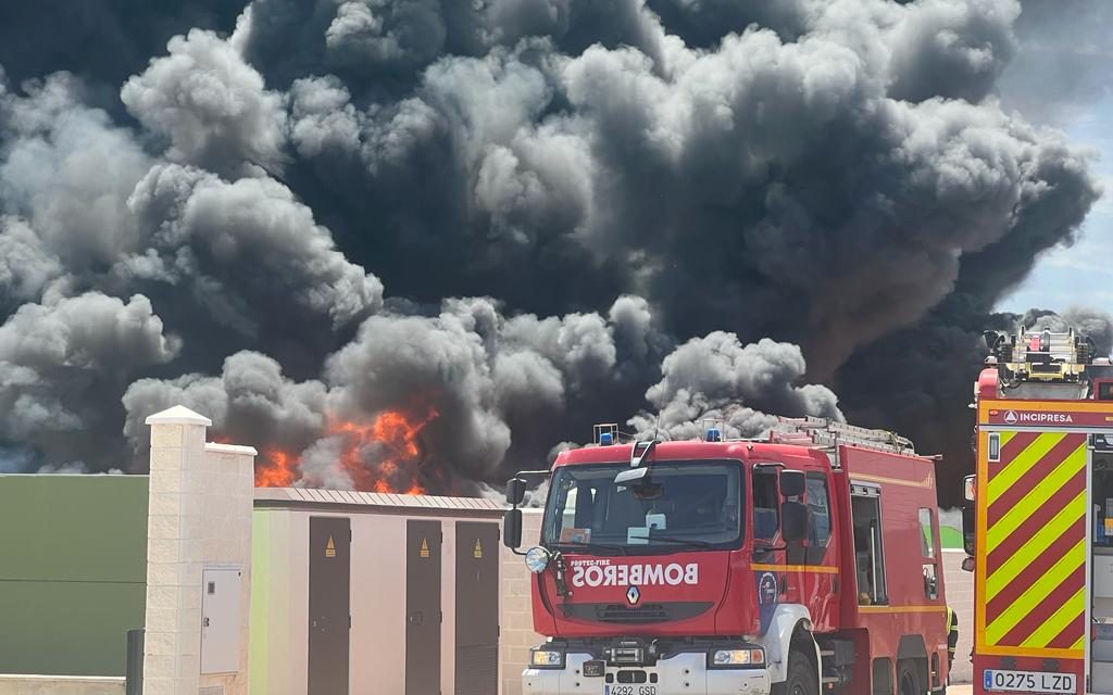 El aparatoso incendio de Almendralejo afecta a dos naves y deja siete heridos leves