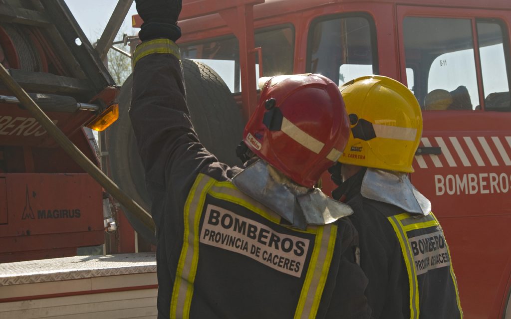 Los bomberos intervienen en un incendio en una vivienda de Cáceres con dos ancianos en su interior
