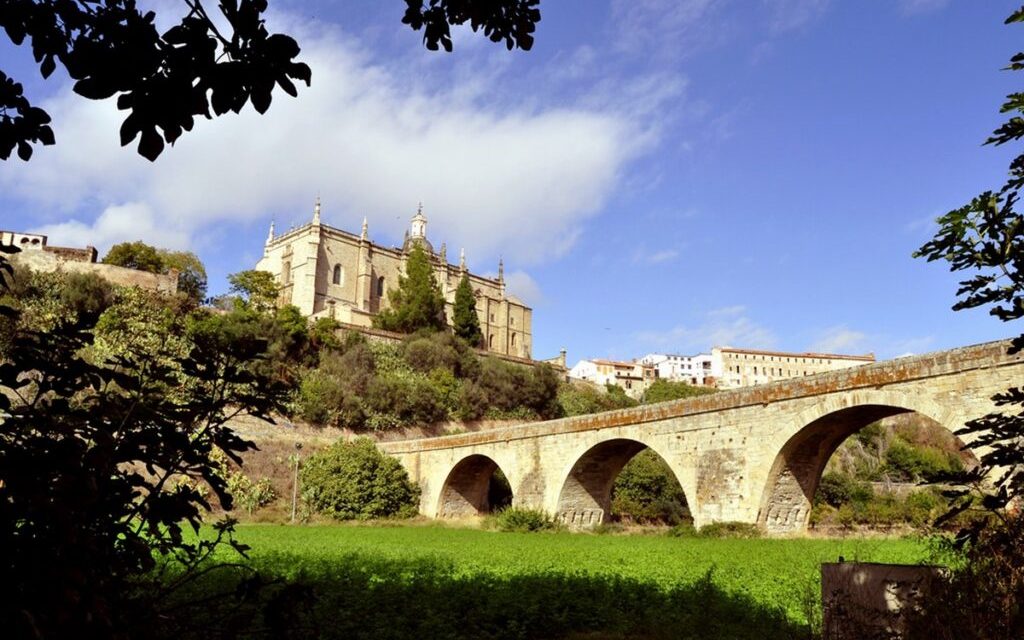 ¿Por qué Coria tiene un puente sin río? La respuesta la explicará este sábado la Sociedad de Geología Española
