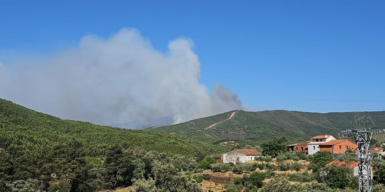 El incendio forestal de Las Hurdes obliga a cortar dos carreteras comarcales