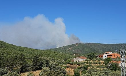 El incendio forestal de Las Hurdes obliga a cortar dos carreteras comarcales