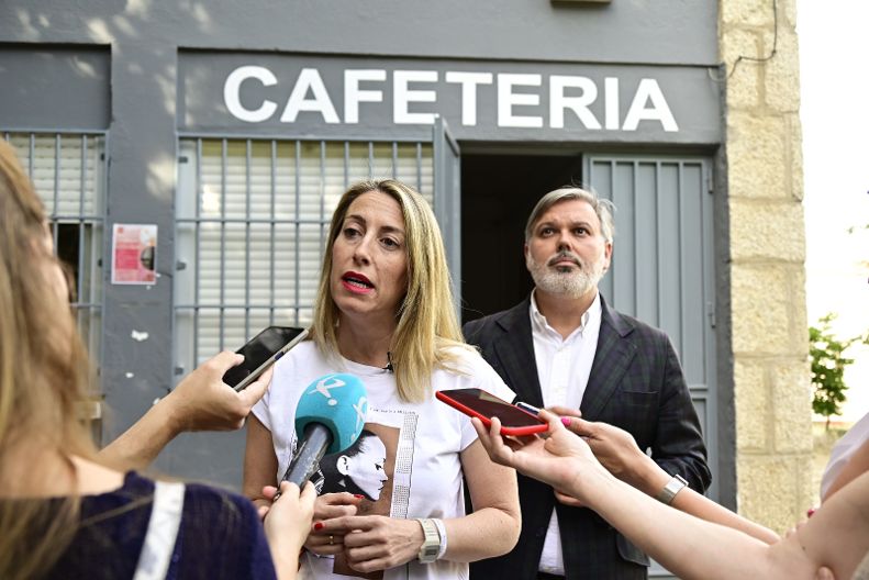 Guardiola visita el IES de Plasencia en el que se cayó parte del techo de la cafetería