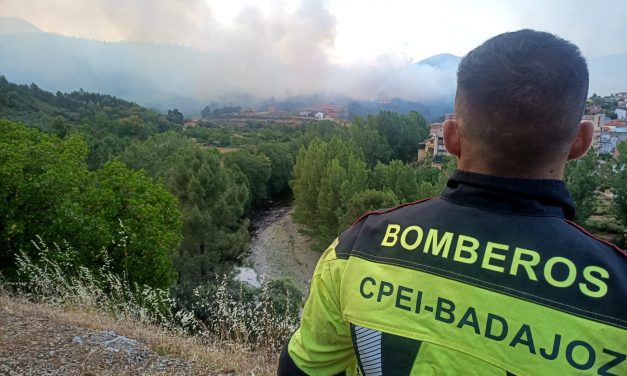 La gran columna de humo del incendio forestal de Las Hurdes llega a Portugal