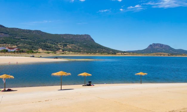 Extremadura promociona en Valencia sus playas dulces y sus zonas de baño con bandera azul