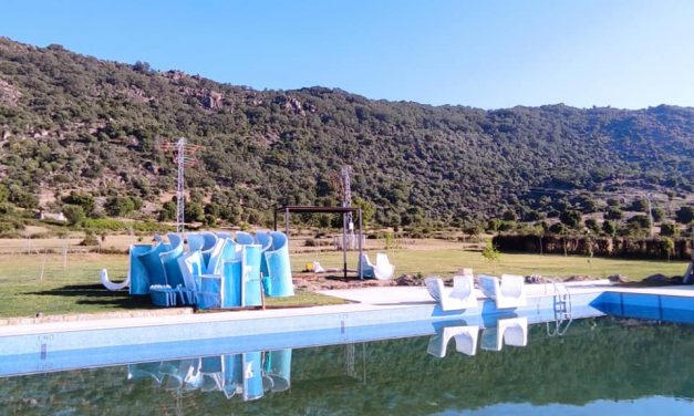 Arranca la instalación de varios toboganes acuáticos en las piscinas municipales de Cilleros