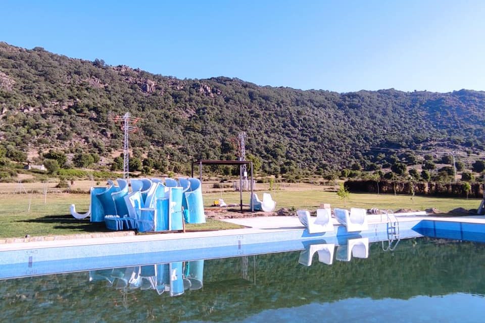 Arranca la instalación de varios toboganes acuáticos en las piscinas municipales de Cilleros
