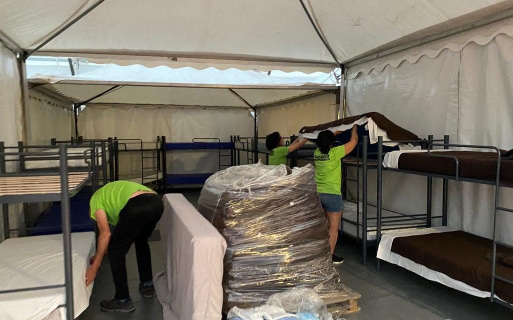 Hacer 600 camas en unas horas, una hazaña de los voluntarios de Moraleja que colaboran con los JEDES