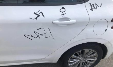 Llenan de pintadas un coche en las que se puede ver la esvástica y leer «nazi» o «gilipollas»