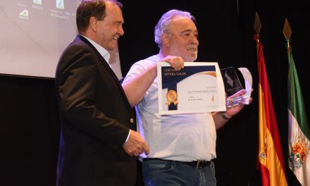 Luis Fernando Sánchez recibe emocionado el premio del concurso de relatos de Talayuela