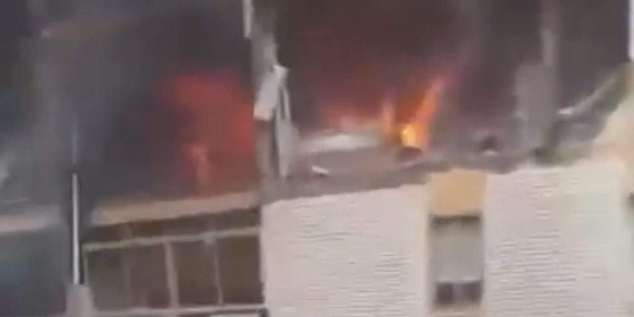 Una fuerte explosión de gas en un piso obliga a evacuar un inmueble en Badajoz