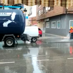 El video de un operario regando la calle bajo la lluvia en Talayuela: llueve sobre mojado
