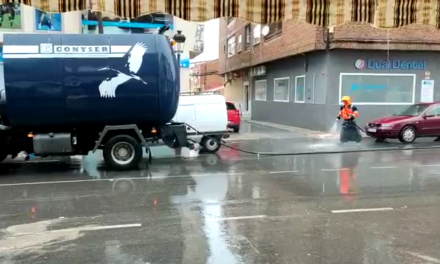 El video de un operario regando la calle bajo la lluvia en Talayuela: llueve sobre mojado