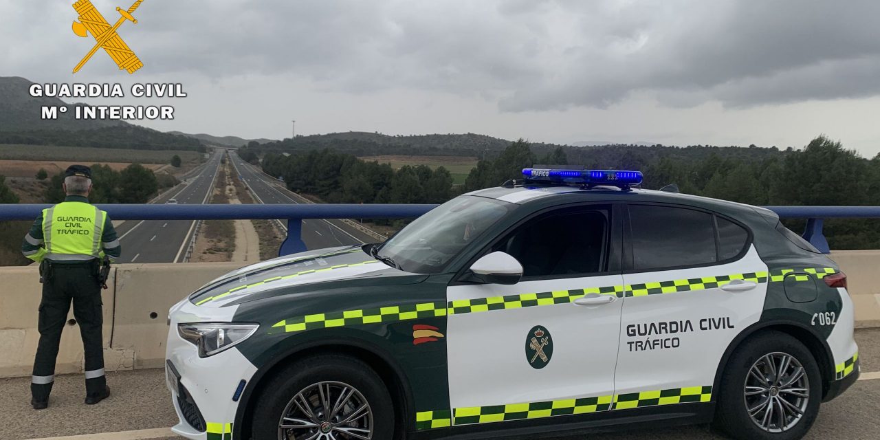 La DGT pone en marcha en Extremadura una campaña para controlar el uso del móvil al volante