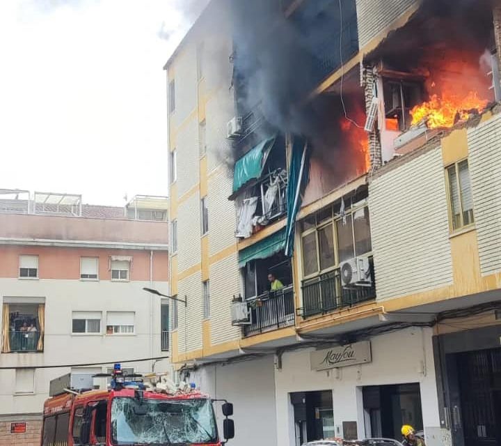 Al menos diez heridos en la explosión de gas registrada en un piso de Badajoz