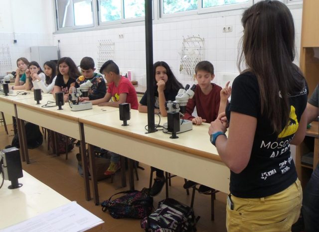 Estudiantes de Coria practican un método para alertar sobre el mosquito tigre y el de la fiebre amarilla