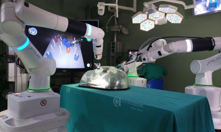 Si estás esperando una cirugía poco invasiva, puede ser que en Cáceres te opere un robot