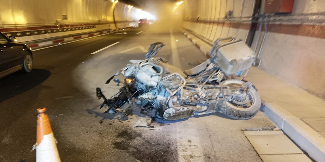 Un motorista fallecido en una colisión con un turismo en el túnel de Miravete