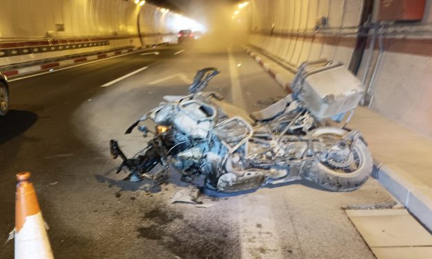 Un motorista fallecido en una colisión con un turismo en el túnel de Miravete