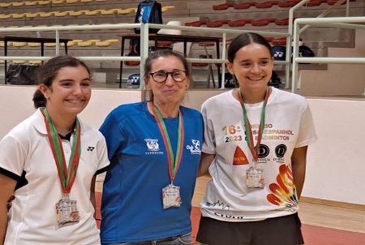 Tres jugadoras de bádminton de Villanueva obtienen la medalla de plata en el torneo luso-español