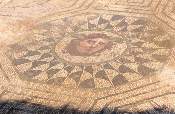 Las excavaciones en La Huerta de Otero de Mérida sacan a la luz el gran mosaico de Medusa