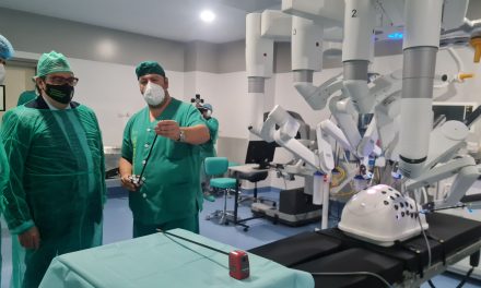 La Junta regaló a Badajoz un robot quirúrgico de 2,5 millones que Cáceres tuvo que pagar