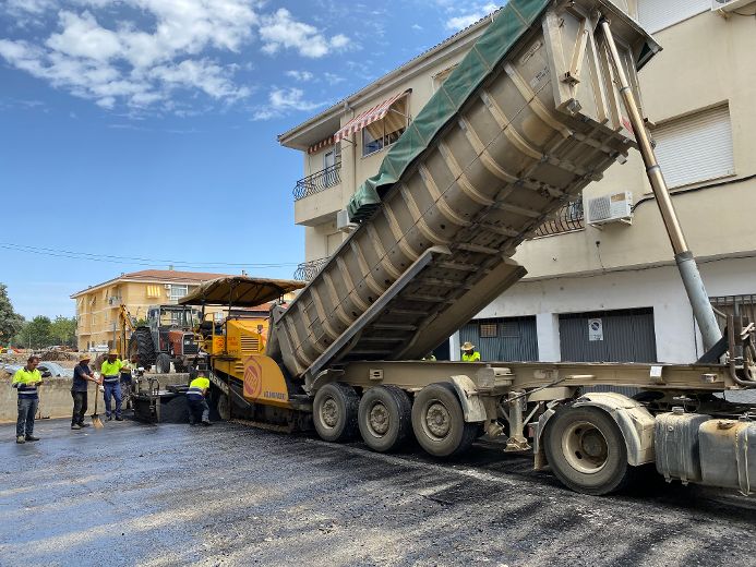 Continúan los trabajos de asfaltado en las calles de Coria, Puebla y Rincón