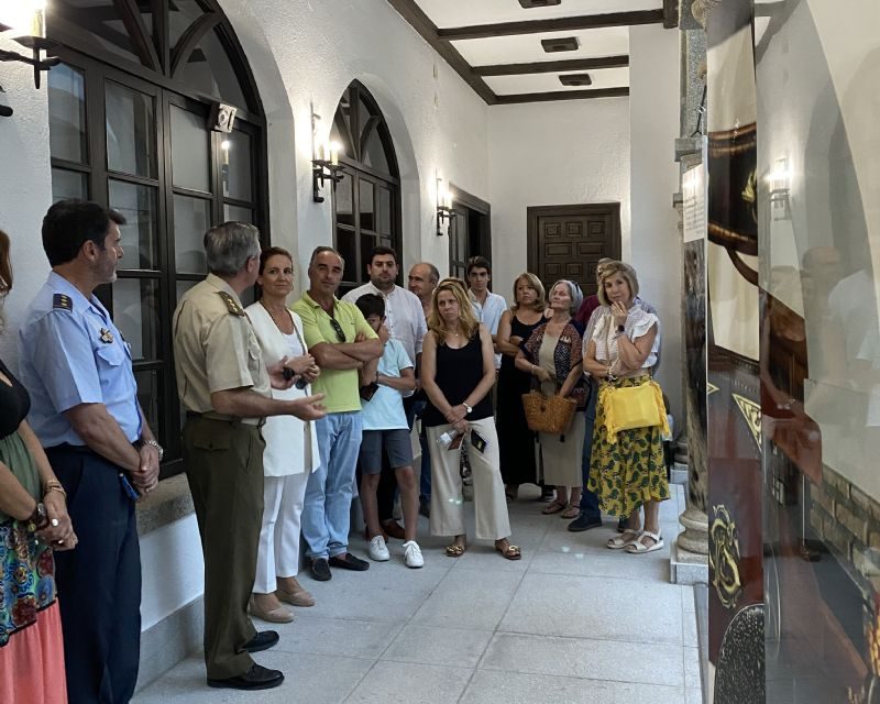 El Ayuntamiento de Coria acoge una exposición de cría caballar de las Fuerzas Armadas