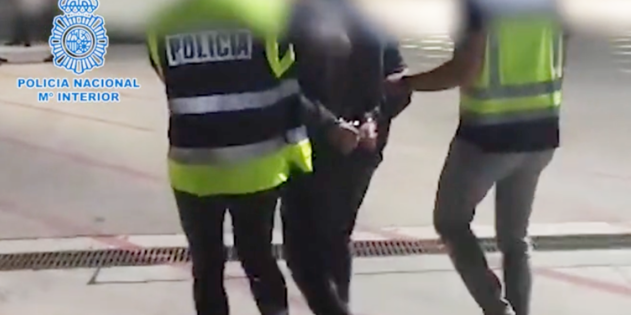 Un policía nacional detiene a un delicuente que apuñaló a un hombre para robarle la riñonera