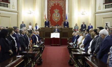 Sesión constitutiva del Senado con Fernández Vara como vicepresidente segundo