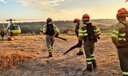 Medios aéreos y terrestres tratan de frenar el avance del incendio de Valencia de Alcántara